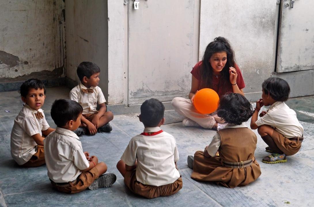 Une volontaire de Projects Abroad enseigne à ses élèves comment jouer à un jeu éducatif en Inde. Une volontaire d'aide à l'enfance explique les règles d'un jeu de balle lors de son expérience de travail volontaire auprès d'enfants en Inde.